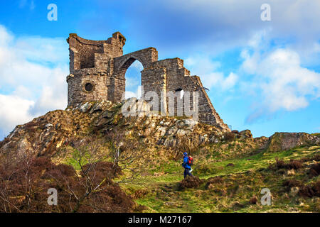 Cheshire vue Mow Cop château, la folie d'un château en ruine se tenant debout sur le sentier de pierre meulière une longue distance sentier haut au-dessus de la plaine du Cheshire Banque D'Images