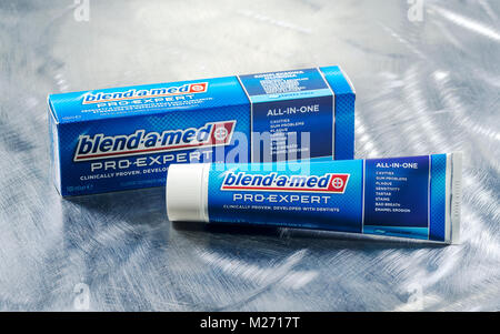 Blend-a-med dentifrice isolé sur fond dégradé. Banque D'Images