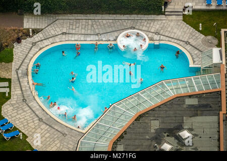 Nienhausen santé à Gelsenkirchen dans la région de la Ruhr en Rhénanie du Nord-Westphalie. En hiver, les piscines utiliser des algues. La piscine extérieure chauffée est wel Banque D'Images