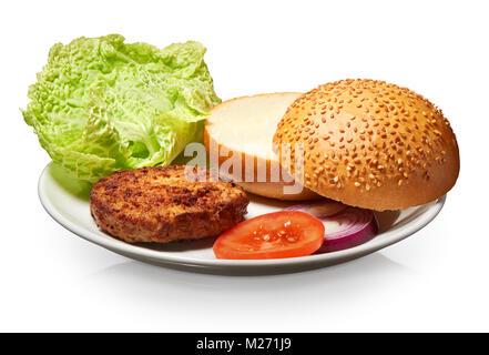 Hamburger, pain frais avec des graines de sésame, oignon, tomate, laitue et sur plaque blanche isolé sur fond blanc. Chemin de détourage inclus Banque D'Images