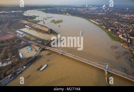 Vue sur la Friedrich-Ebert-Brücke par le Rhin en direction de Laar et Beeckerwerth. Les inondations du Rhin entre Duisburg et Dinslaken, Voerde dans t Banque D'Images