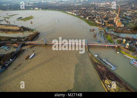 Vue sur la Friedrich-Ebert-Brücke par le Rhin en direction de Laar et Beeckerwerth. Les inondations du Rhin entre Duisburg et Dinslaken, Voerde dans t Banque D'Images