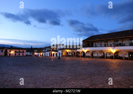 La place principale de Villa de Leyva, carré de nuit à Villa de Leyva, Colombie - Sept 2015 Banque D'Images