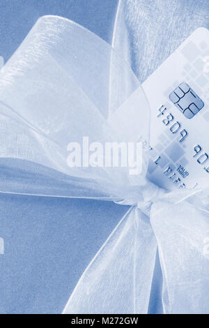 Close up of gift présent avec crédit débit carte bancaire sécurité montrant la technologie de la carte à puce. Personal Finance shopping concept pour un usage éditorial uniquement. Banque D'Images
