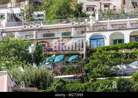 Des fleurs colorées et des parasols sur Positano Vérandas Banque D'Images