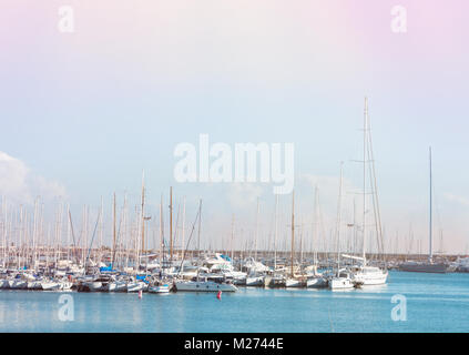 Vue panoramique de la magnifique paysage marin avec des yachts de luxe dans le port. L'eau turquoise couleurs pastel bleu ciel Atmosphère aérée Breezy. Mode de vie urbain Phot Banque D'Images