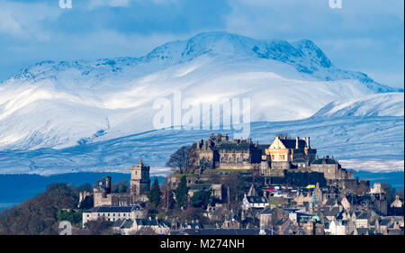 En hiver Vue du château de Stirling, assis au-dessus de la ville avec ses montagnes couvertes de neige (Stuc a Chroin Ben Vorlich ) et dans la distance, Stirlingshire, Banque D'Images