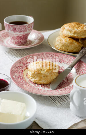 Scones Maison du pain avec du thé chaud, des pâtisseries traditionnelle britannique. Banque D'Images