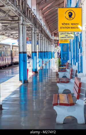 Shimla gare dans le 'petit train' ligne de chemin de fer de Kalka à Shimla, Inde Banque D'Images