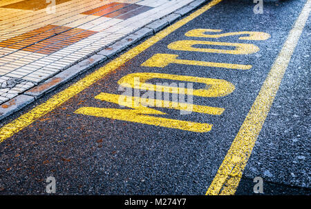 'Jaune' bricolage sign painted on asphalt Banque D'Images