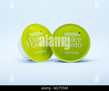 Largs, Ecosse, UK - Février 02, 2018 : Deux petites recharges Cappuccino NESCAFÉ' pour les machines à café Dolce Gusto sur un backgropund blanc. Vite becomo Banque D'Images