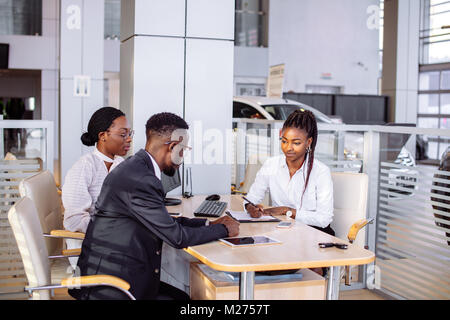 Les clients de signer des documents importants à nouveau car showroom Banque D'Images