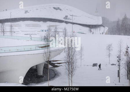 Vue sur le Centre des médias et le toit en verre de la salle de concert couverte de neige après une forte chute de neige dans le parc Zaryadie à Moscou, Russie Banque D'Images