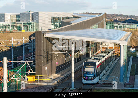 Vue de la passerelle d'Édimbourg moderne et la station de tramway qui relie Scotrail voyageurs des trains avec le tram d'Edimbourg à Edimbourg, Ecosse Banque D'Images