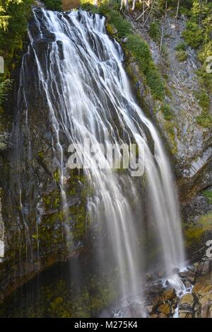 Superbe longue exposition de Narada Falls, parc national de Mount Rainier, Washington State, USA capturant le mouvement de l'eau Banque D'Images