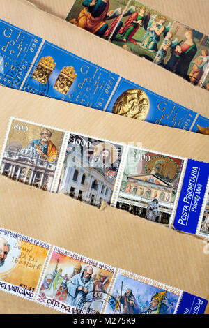 Timbres du Vatican sur une lettre, estampillé, Vatican, Italie, Europe, Gestempelte Briefmarken aus dem Vatikan, Banque D'Images