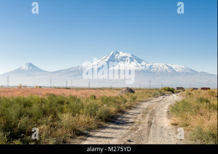 Le mont Ararat est un dormant et couvertes de neige volcan composé dans l'extrême est de la Turquie. Il se compose de deux grands cônes volcaniques. Banque D'Images