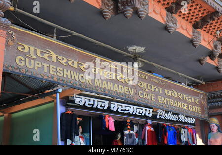 Gupteshwor Mahadev entrée de la signalisation à Pokhara au Népal. Banque D'Images