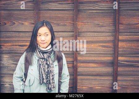 Vacances d'hiver Voyage concept : Portrait Asian woman traveler sentiment profiter et de bonheur avec vacances voyage au Japon. Banque D'Images