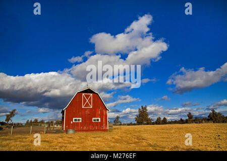 Une ancienne grange en bois rouge, dans une rubrique d'un petit ranch dans Deschutes County, Oregon, près de la ville de Bend. Banque D'Images