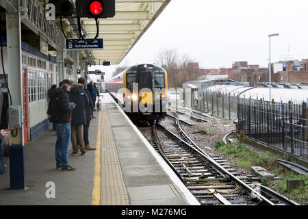 Le train arrive à la gare de Surbiton Banque D'Images