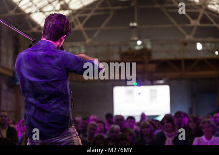 Seth Lakeman sur la scène du Festival de Cour Royal William Plymouth. Banque D'Images