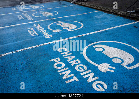 Voiture électrique point de recharge à Eurotunnel,parking Calais France. Janvier 2018 Banque D'Images