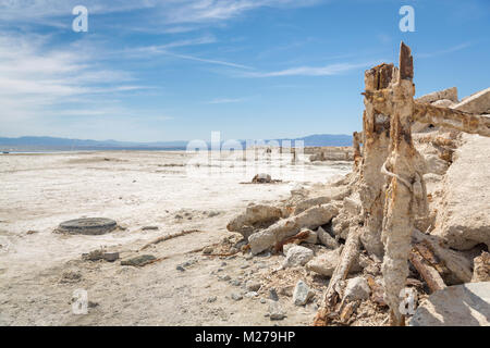 Les débris abandonnés à plage Bomby, la mer de Salton, California Banque D'Images