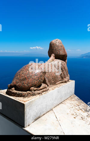 Le sphinx à la sculpture sur la baie de Naples à partir de Villa San Michele de l'ancienne maison du médecin/de l'auteur Axel Munthe à Anacapri sur l'île de ca Banque D'Images