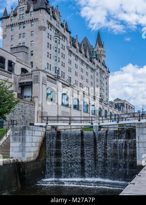 Les écluses d'Ottawa sur le Canal Rideau et le Fairmont Château Laurier, Ottawa, Ontario, Canada. Banque D'Images