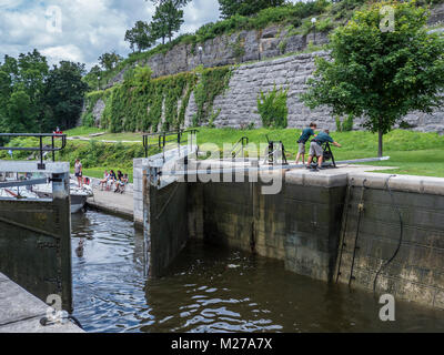 Bateaux qui passent à travers les écluses d'Ottawa sur le Canal Rideau, Ottawa, Ontario, Canada. Banque D'Images