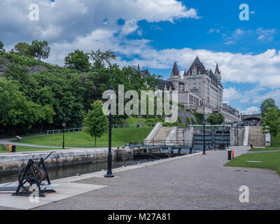 Les écluses d'Ottawa sur le Canal Rideau et l'Hôtel Fairmont Château Laurier, Ottawa, Ontario, Canada. Banque D'Images