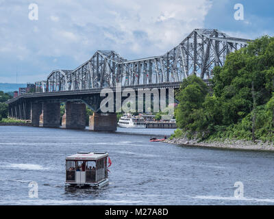 Aqua taxi boat sur la rivière des Outaouais, près du pont Alexandra, Ottawa, Ontario, Canada. Banque D'Images