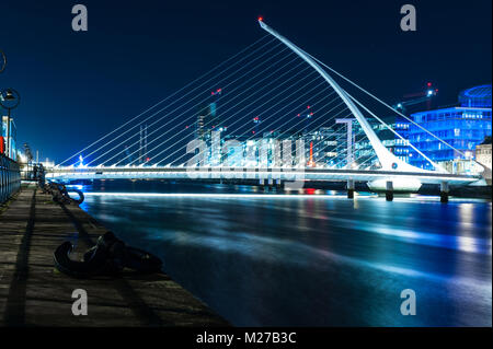 Samuel Beckett Bridge at night par l'architecte Santiago Calatrava est, est un pont à haubans qui relie Dublin Sir John Rogerson's Quay sur le s Banque D'Images