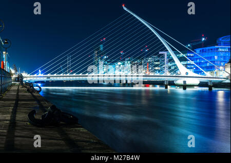 Samuel Beckett Bridge at night par l'architecte Santiago Calatrava est, est un pont à haubans qui relie Dublin Sir John Rogerson's Quay sur le s Banque D'Images