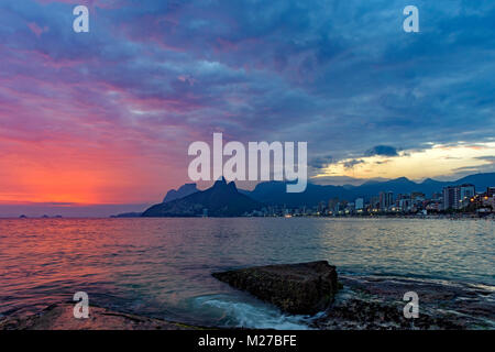 Coucher du soleil d'été avec ciel nuageux avec deux frères Hill et Vidigal slum vue depuis la plage d'Ipanema à Rio de Janeiro Banque D'Images