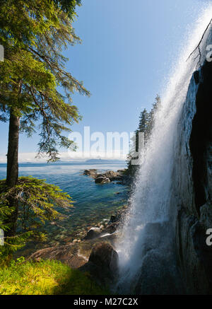 Vue latérale d'une cascade le long du détroit de Chatham sans nom du côté est de l'île Baranof dans le passage de l'intérieur sud-est de l'Alaska. Banque D'Images