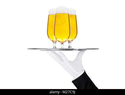 Gant avec la main avec bac détient des verres à bière lager avec mousse et rosée isolé sur fond blanc Banque D'Images