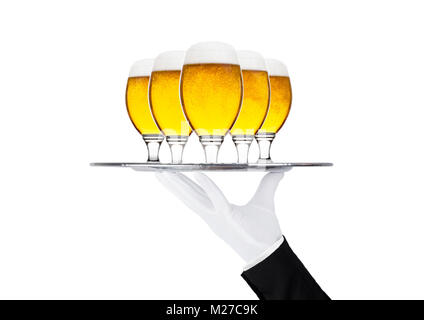 Gant avec la main avec bac détient des verres à bière lager avec mousse et rosée isolé sur fond blanc Banque D'Images