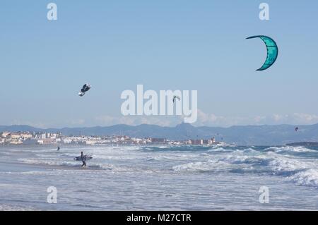 Kitesurf à la plage de Los Lances à Tarifa et le Maroc dans l'arrière-plan Banque D'Images