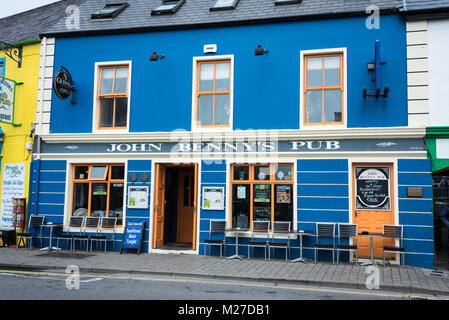 Rue colorée, Sneem, péninsule de Dingle, Irlande Banque D'Images