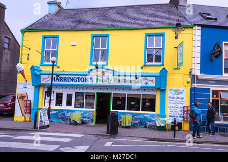 Rue colorée, Sneem, péninsule de Dingle, Irlande Banque D'Images