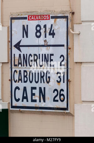 Old Road sign in Saint-Aubin-Sur-Mer, Normandie, France. Banque D'Images