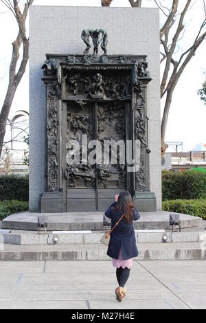 Un visiteur prend une photo de Rodin 'Les Portes de l'Enfer", situé dans le jardin de la Tokyo National Museum of Western Art. Banque D'Images