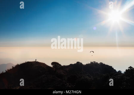 Parapente à travers la gamme Dhauladhar Bir biilling au-dessus de l'Asie, flying spot plus Banque D'Images