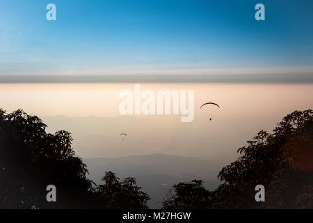 Parapente à travers la gamme Dhauladhar Bir biilling au-dessus de l'Asie, flying spot plus Banque D'Images