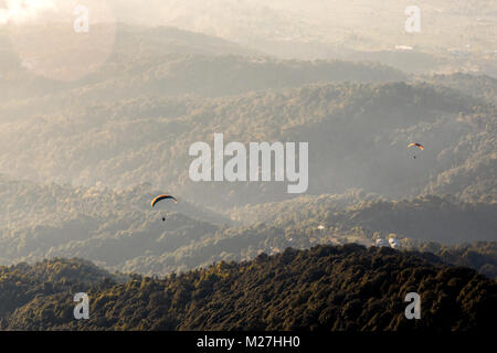 Parapente à travers la gamme Dhauladhar Bir biilling au-dessus de l'Asie, flying spot plus Banque D'Images