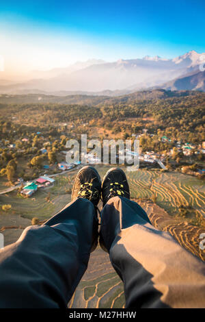 Parapente à travers la gamme Dhauladhar Bir biilling au-dessus de l'Asie, flying spot plus Banque D'Images