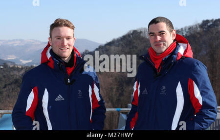 La Grande-Bretagne de Luge Rupert Staudinger et Adam Rosen pose pour une photo lors d'une journée d'aperçu sur le site olympique, Centre des sports de glisse de l'avant des Jeux Olympiques d'hiver 2018 de PyeongChang en Corée du Sud. Banque D'Images
