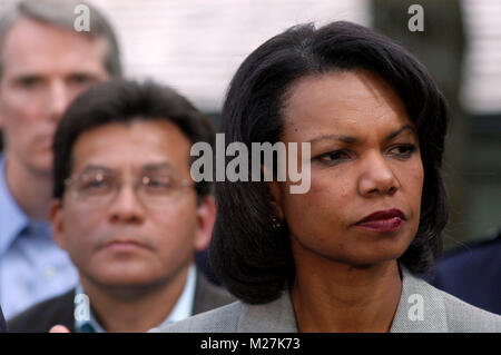 Camp David, MD - 12 juin 2006 -- La secrétaire d'État des États-Unis, Condoleezza Rice, observe alors que le président George W. Bush parle aux membres de la presse au sujet de ses rencontres avec les conseillers en haut à Camp David. Le président Bush a tenu les réunions de réévaluer la stratégie militaire américaine dans la guerre en Irak. Alberto Gonzales est à gauche. Credit : Evan F. Sisley - Piscine via CNP /MediaPunch Banque D'Images